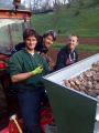 squadra piantagione patate bio in Valle Rossa 2017